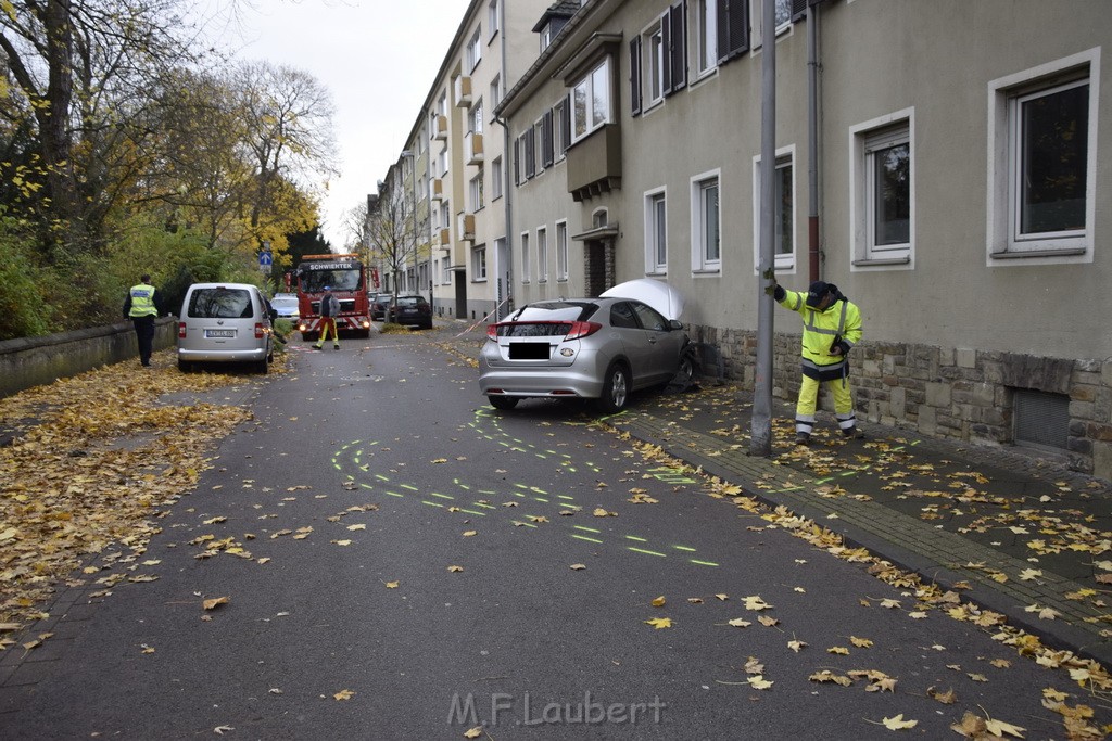 VU PKW gegen Hauswand Leverkusen Wiesdorf Kaiserstr P03.JPG - Miklos Laubert